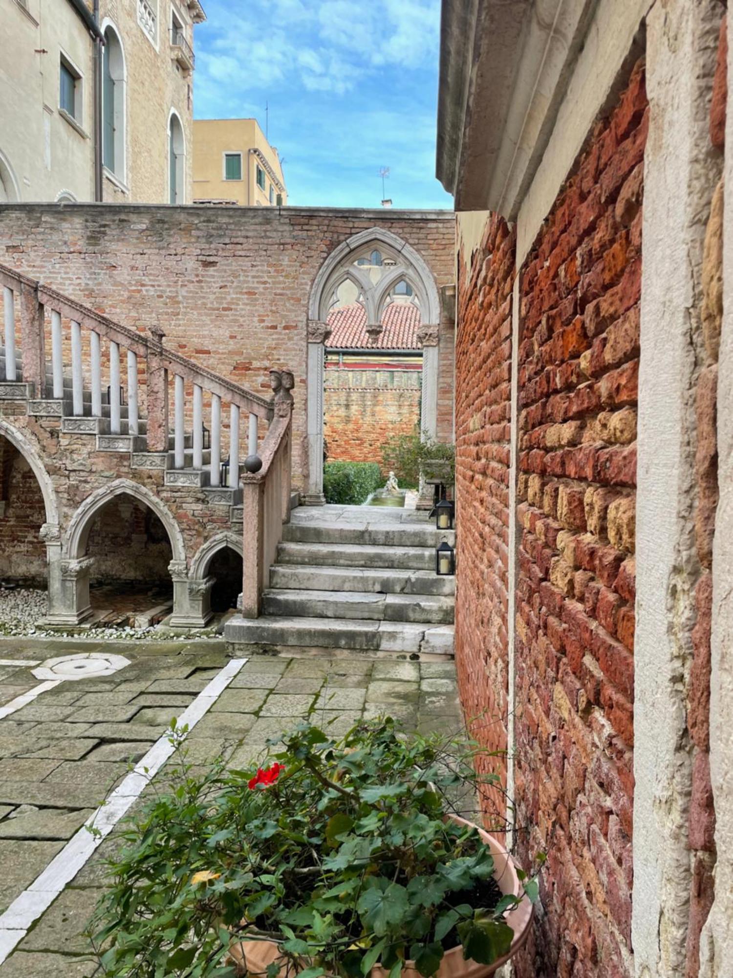 Palazzo Contarini Della Porta Di Ferro Aparthotel Venesia Bagian luar foto